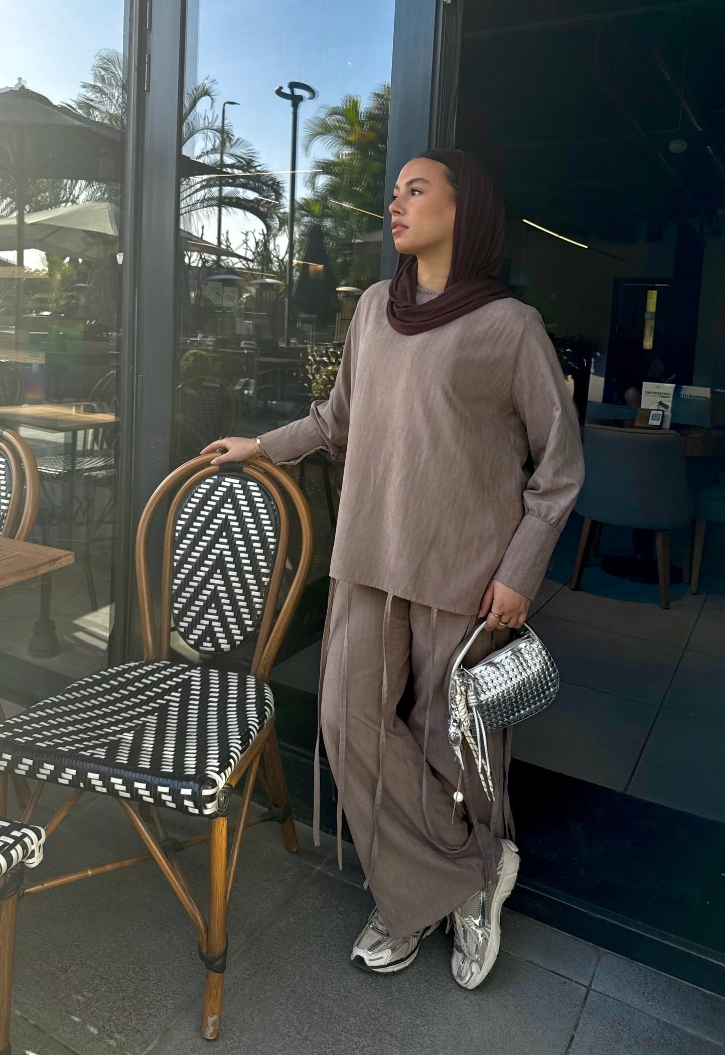 Fringes set in brown