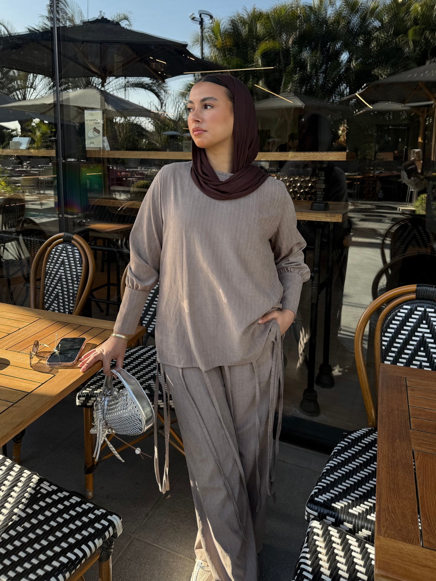 Fringes set in brown